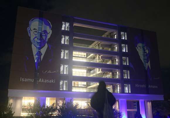 壁に投影された赤崎、天野両教授のイラスト=天白区の名城大で