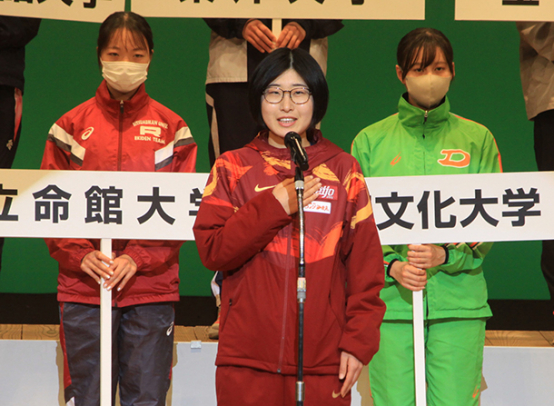 開会式で選手宣誓する名城大の谷本七星主将(中)=静岡県富士市で