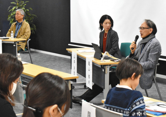 パネルディスカッションで複言語・複文化主義について議論する亀山学長(右)ら=西区の名古屋外国語大名駅キャンパスで
