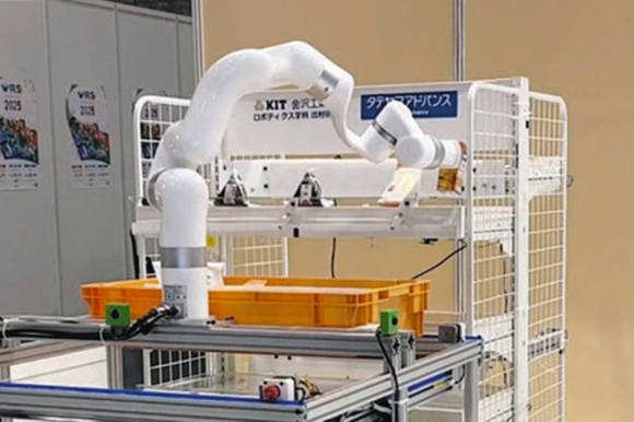 電動スライド式の陳列棚に商品を並べるアーム型ロボット