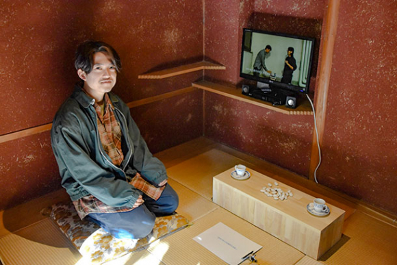 映像やテキスト、陶芸を組み合わせた作品を制作した杉山さん=千種区の為三郎記念館で