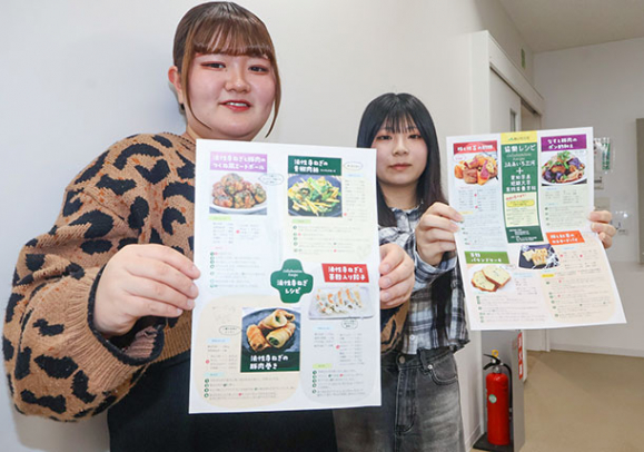 レシピのちらしを紹介する愛知学泉短大の学生=岡崎市舳越町で