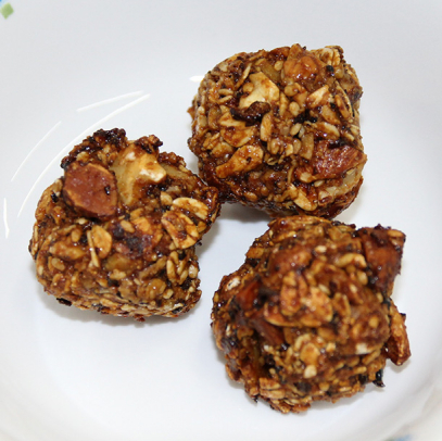 名古屋市千種区の主婦が考案した「きくらげ味噌のカレーナッツボウル」=名古屋市瑞穂区で