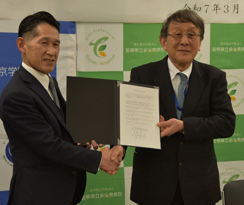 協定書に署名した林学長（左）と近藤理事長兼病院長＝多治見市前畑町で
