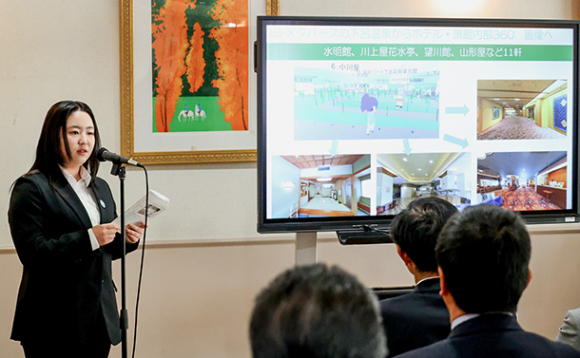 メタバースで地域課題を解決する研究の発表をする学生＝岐阜市の岐阜女子大で