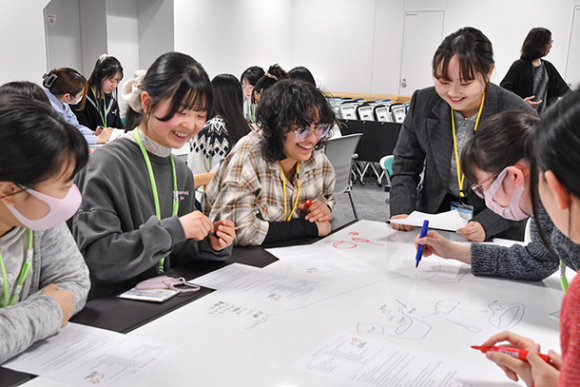 文学作品で扱われた料理について、留学生や学部生と話し合う高校生たち=名古屋市西区の名古屋外国語大名駅キャンパスで