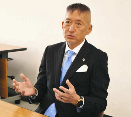 中京学院大経営学部の学部長に就任した相場さん=瑞浪市土岐町の同大で