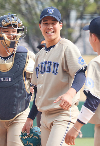 １６６球を投げて１失点完投し、チームメートからねぎらわれる中部大の津波（中）