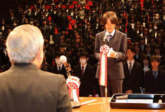 宣誓の言葉を述べる新入学生の代表=可児市下恵土の市文化創造センターで