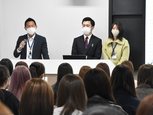 若者が巻き込まれる恐れの高い犯罪などへの対処法を説明する千種署の生活安全課員＝千種区楠元町の愛知学院大楠元キャンパスで