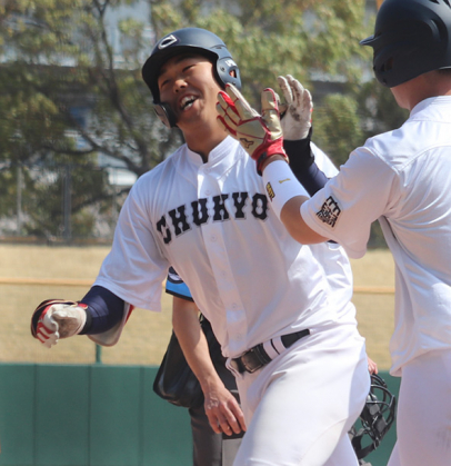 ６回　３ランを放って味方とハイタッチする中京大の寺下