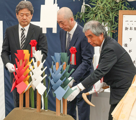 地鎮行事を行う丸山理事長（右）ら＝東海市大田町で