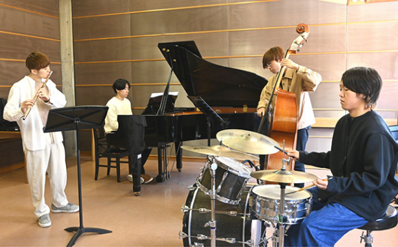 公演に向けて練習する学生たち＝長久手市の県立芸術大で