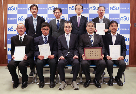 開設されたシニアブレインセンターのメンバーら＝岡崎市岡町で