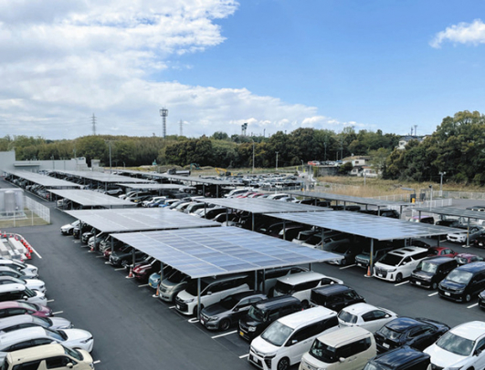 １５日に発電を始めたカーポートの太陽光パネル＝愛知県豊明市の藤田医科大病院で