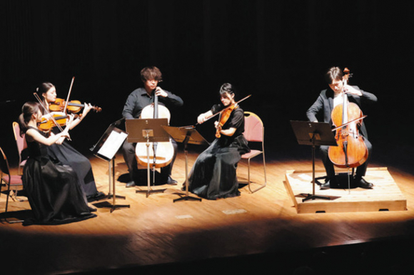 物語に合わせて音楽を奏でる清水さん（右）ら＝岐阜市薮田南のサラマンカホールで