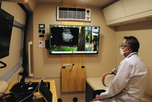 腹部エコーや心電図検査の機械を備えた車内=関市市平賀の岐阜医療科学大で