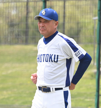 岐阜聖徳学園大を指揮する近藤真市監督=岐阜県可児市のカヤバスタジアムで(石曽根和花撮影)