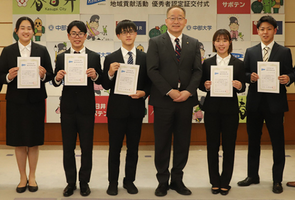 石黒市長（右から３人目）から認定証を受け取った中部大生たち＝春日井市役所で