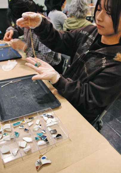 金継ぎを体験する参加者＝金沢市堀川新町で