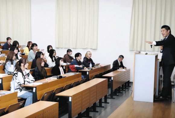 森市長（右）の講義に聴き入る学生たち＝四日市市萱生町の四日市看護医療大で