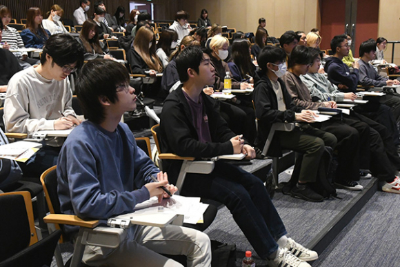 金箔について講義を受ける２年生ら＝野々市市扇が丘の金沢工業大で