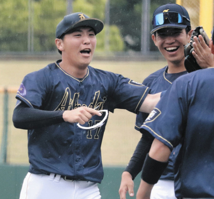 ７回２死満塁で右中間への飛球を好捕し、味方に迎え入れられる愛工大の橋口（左）