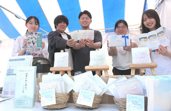 ハーブティーを販売した岐阜医療科学大の学生たち=養老公園で