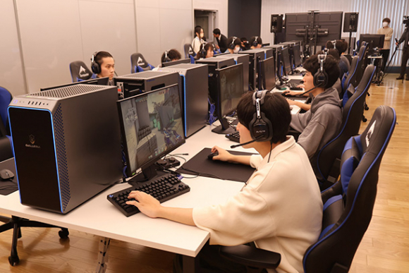新設された施設でゲームに熱中する学生たち＝野々市市の金沢工業大で