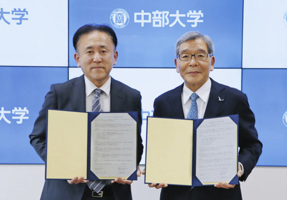 協定書を交わした生駒校長（左）と前島学長＝春日井市の中部大で