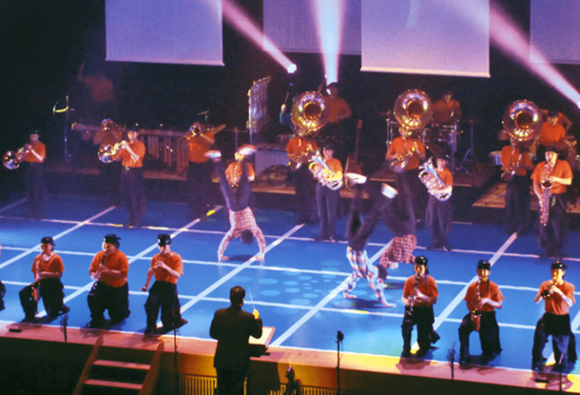 迫力ある演奏と華麗な振り付けで盛り上がったコンサート＝瑞穂市別府で