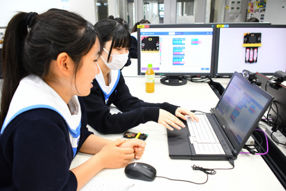 「デジタル科」の授業でプログラミングを体験する生徒たち＝１３日、石川県野々市市の金沢工業大で