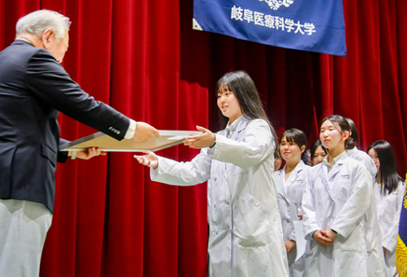 認証状を受け取る岡田さん=関市市平賀の岐阜医療科学大関キャンパスで