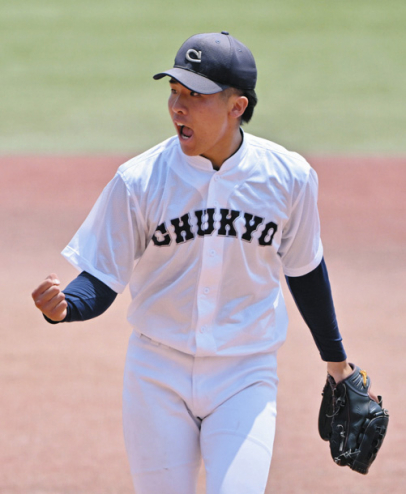 愛院大－中京大　８回表愛院大２死二塁、杉山を空振り三振に仕留めガッツポーズする高木