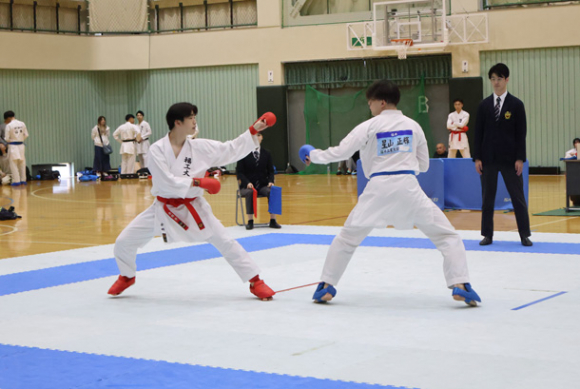 白熱した攻防を繰り広げる選手＝野々市市の金沢工業大で