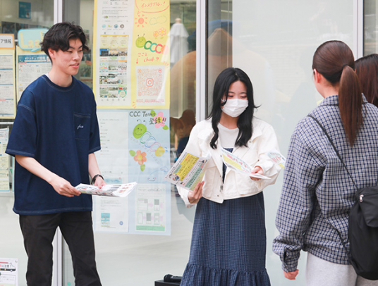 闇バイトへの注意を呼びかけ、チラシを配る学生ら＝長久手市の愛知淑徳大で