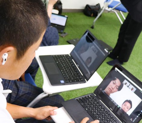 オンラインで、大学生のメンターから助言をもらう生徒＝大台町の昴学園高で