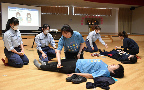 教諭たちにエピペンの使い方を教える学生ら＝鈴鹿市のさくら幼稚園で