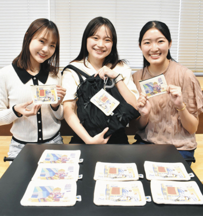 開発したポーチを紹介する(左から)池田さん、森さん、伊神さん=日進市の名古屋外国語大で