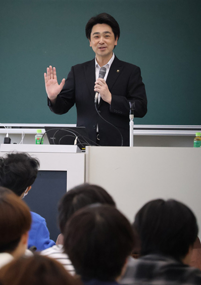 講義を開く小山市長＝みよし市福谷町の東海学園大三好キャンパスで