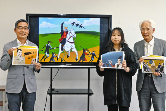 完成した紙芝居を紹介する（左から）桜花学園大の根尾文彦教授、横井さん、郷土史家の太田輝夫さん＝豊明市役所で