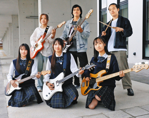 長浜から「けいおん」を広く発信したいと意気込む近江高軽音楽部（前列）と長浜バイオ大軽音楽部＝長浜市高田町のさざなみタウンで