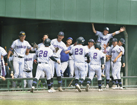３回に瀬尾の３点適時三塁打で逆転して盛り上がる東海学園大ベンチ＝パロマ瑞穂球場で（石曽根和花撮影）