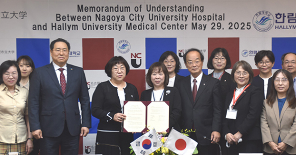 協定を結んだ名古屋市立大とハルリム大の関係者＝同市瑞穂区で