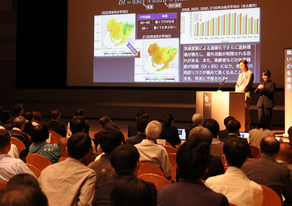 名市大が取り組む「共創まちづくり研究推進事業」が紹介されたシンポジウム＝栄のナディアパークで