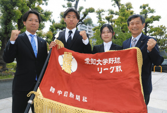 優勝報告に訪れた中京大の（左から）半田監督、高木主将、平田沙椰主務、桜井伸二部長＝中日新聞社で