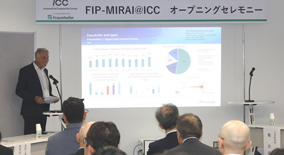 研究内容を紹介するクラウス・ドレクスラー所長（左）＝金沢工業大革新複合材料研究開発センターで