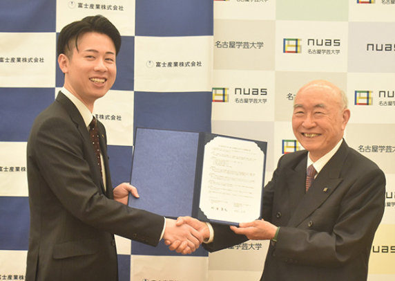 連携協定を結んだ名古屋学芸大の杉浦学長(右)と、富士産業の中村社長=日進市の名古屋学芸大で