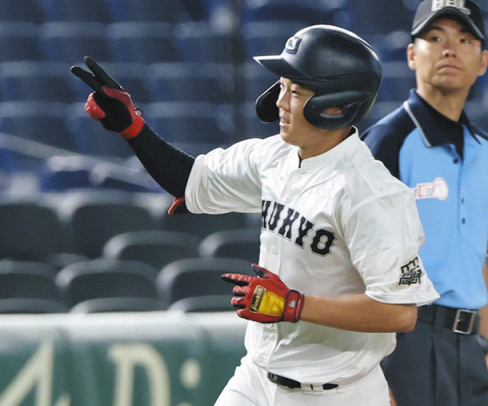 久留米工大戦の６回裏、本塁打を放ちポーズを決める中京大・金沢＝東京ドームで