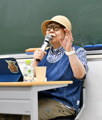 読書の魅力について語る豊崎さん=日進市岩崎町竹ノ山の名古屋外国語大で